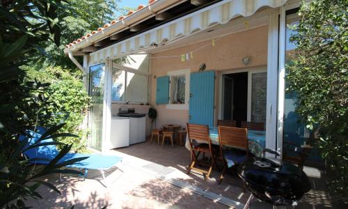 Belle villa 4 -5 couchages 2 chambres terrasse piscine commune parking dans résidence sécurisée 300m de la mer LRMA82