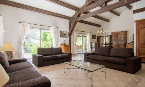 Spellbinding Villa in Campagnan with Swimming Pool