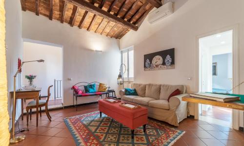 Three bedrooms in world-famous Via Giulia - FromHometoRome