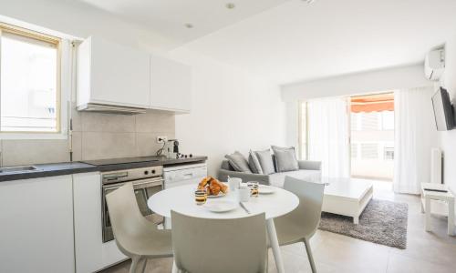 Bright One BDRM Apartment AC-Congress, Beaches by Olidesi
