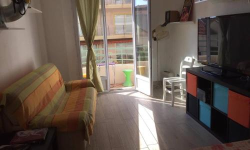 Grand F2 60mq centre Antibes, proche plages, commerces, 2 balcons, parking, train, bus, deco vintage, pet friendly, idéal famille ou 1-2 couples