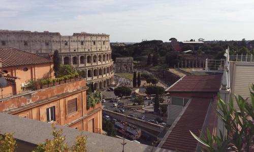 SUPERATTICO SUL COLOSSEO