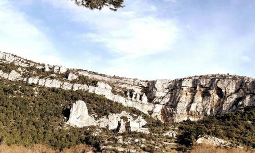 Vue panoramique sur le château,montagne et grottes
