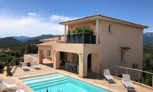 VILLA CARAMONTINU à Pinarello, proche plage, vue mer, piscine chauffée