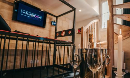 LOVE ROOM Bordeaux Playroom avec salle de jeux pour adultes et lit à eau chauffant