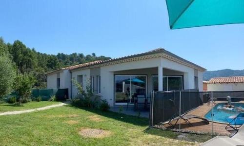 Maison avec piscine à l'orée de la forêt