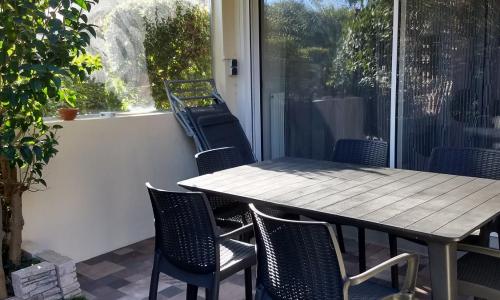 Particulier loue T3 en rez de jardin à 30 mètres de la plage avec un double box