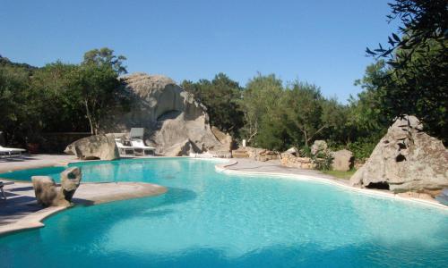 2 bedrooms villa with shared pool and enclosed garden at Olbia 2 km away from the beach