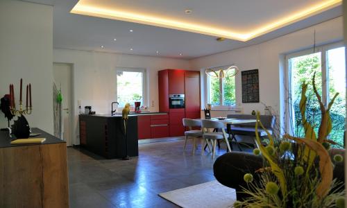 Ruhige Ferienwohnung mit Garten und Garage in Privatvilla
