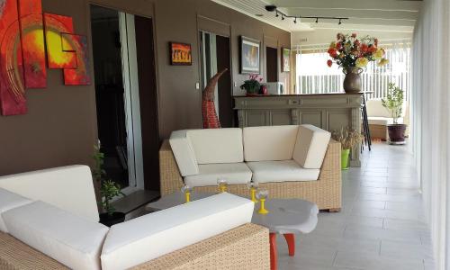 2 chambres privées dans un jardin d'hiver, garage voiture, vélos, motos