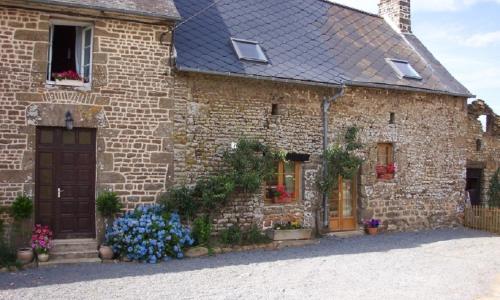 Beautiful 3-Bed Cottage in Passais-Villages