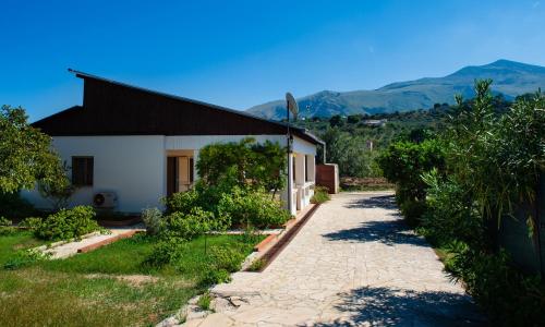 VILLA con giardino a 5 min dal mare