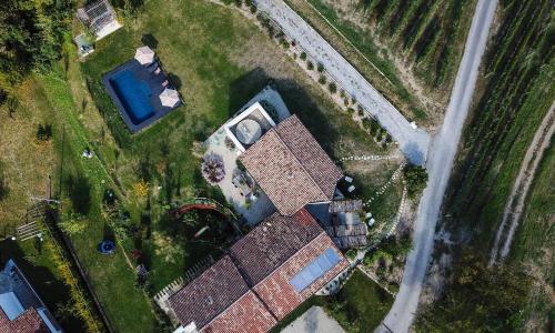 ROSTAGNI 1834 apt with pool in the Barolo region