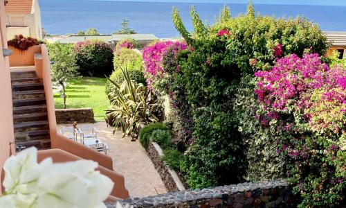 Villa Egea, elegante villa Eoliana dell'800 immersa in un curato giardino