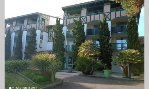 Studio lumineux idéalement situé (golf et plage).