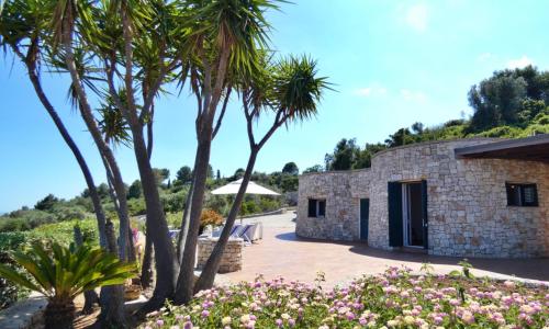 Villa Agapanto - Trulli Vista Mare con Ampio Giardino Privato