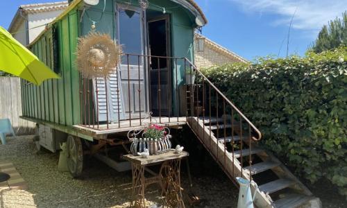 Une roulotte à la campagne