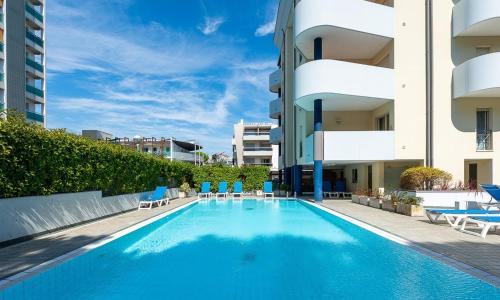 Green Holiday Flat with pool close to the beach