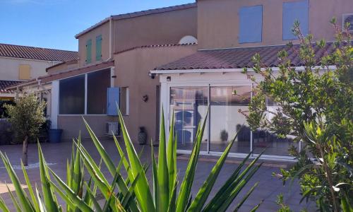 Villa tout confort à 500m de la plage dans résidence privée avec piscine - 3 chambres, 2 salles de bains, Climatisation, WIFI, parking privé