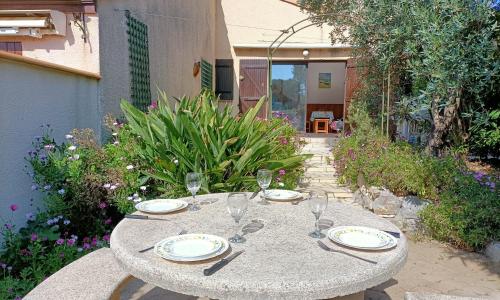 Pavillon avec terrasse 6 personnes, piscine, 700m Plage 6EV2PAV425