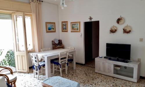 Casa Chiara , a stone's throw from the sea IUN Q0602