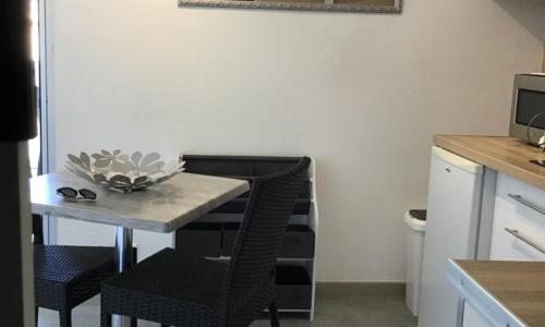 Studio moderne classe 2 dans marina proche mer et etang - lit wifi fibre et parking privé