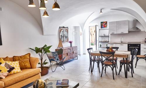 Equorum Prospectus 1 - OSTUNI CENTRO - Guest House