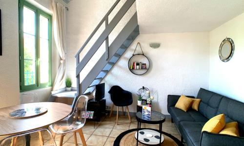 Renovated 2 bedroom duplex apartment in the center of Antibes