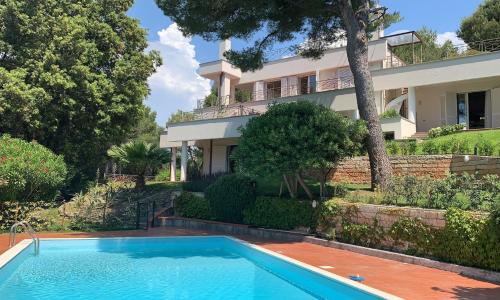 Appartamenti in villa con piscina