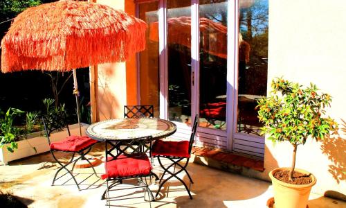 AU CHANT DES CIGALES LES FOURMIS DANSENT