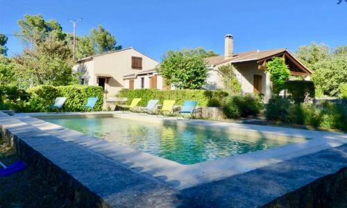 Villa familiale avec piscine et grand jardin arboré proche des lacs