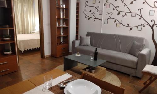 Bilocale al piano terra a 3 minuti dal mare a La Caletta