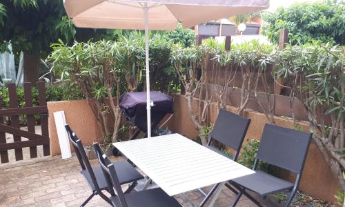 Studio cabine avec jardinet à 30 m de la plage, au calme.