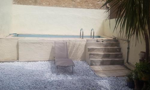 La petite maison dans un village bio