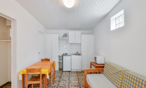 Gîte in holiday park with swimming pool