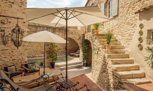 LA FUGUE chambres d' hôtes de charme , DEMEURE HISTORIQUE,PISCINE,JARDIN proche UZES NIMES ALES