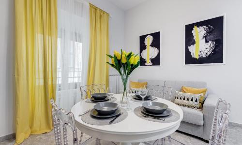 CRYSTAL TREVI FOUNTAIN - romedreamhome