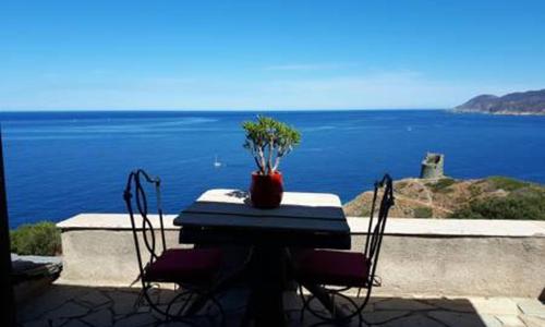 Coin de paradis vue dominante sur mer, montagne et tour génoise avec jacuzzi