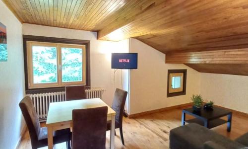 Appartement mansardé dans maison avec jardin en bord de piste, vue montagne