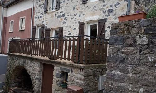 Maison en pierres au cœur d'un village Ardéchois