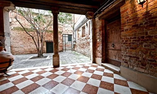 Chandeliers Apartment
