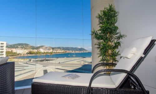 Mareluna Crescent - Luxury Seafront Experience