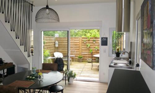 Duplex contemporain terrasse extérieure parking