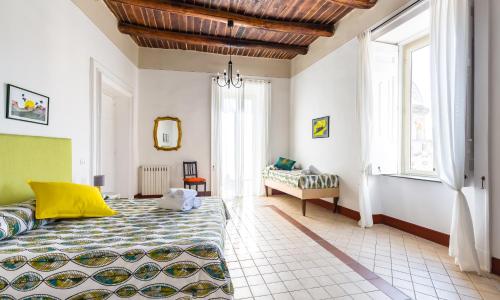 Lopez 20 a Big Family Apartment by Napoliapartments