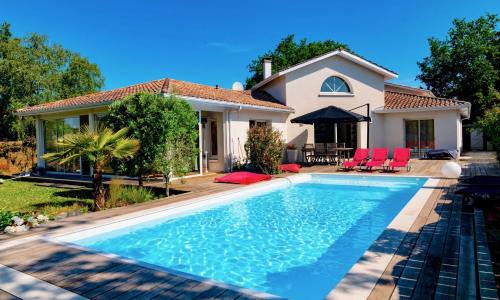 Plaisant villa with pool, close to the beach