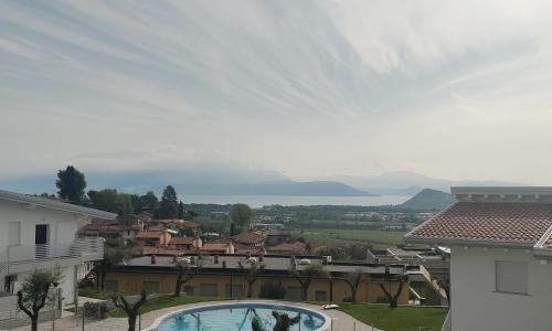 Bilocale in residence vista lago con piscina