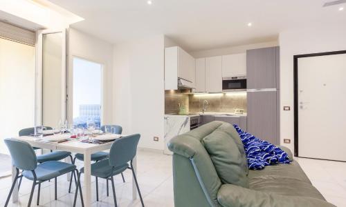 Seaside Flat with Swimming Pool and Private Parking