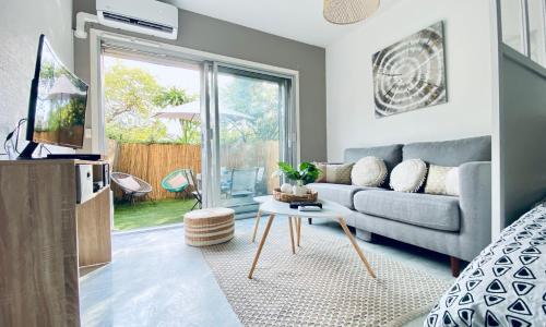 Le Châtaignier Modern center parking garden