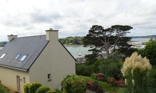 Breton holiday home with fantastic sea views