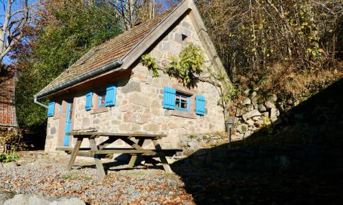 Ancienne petite marcairerie de montagne rénovée cadre rustique